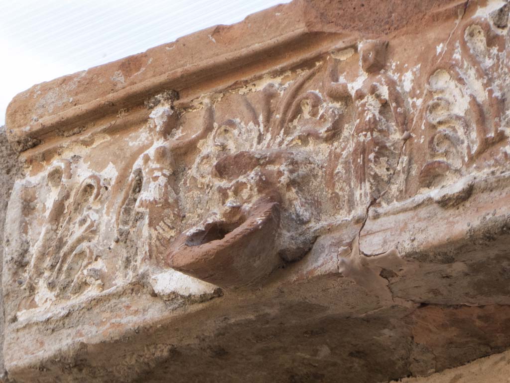 Oplontis Villa of Poppea, September 2017. Room 20, detail of waterspouts from top of centre of east wall.
Foto Annette Haug, ERC Grant 681269 DÉCOR.
