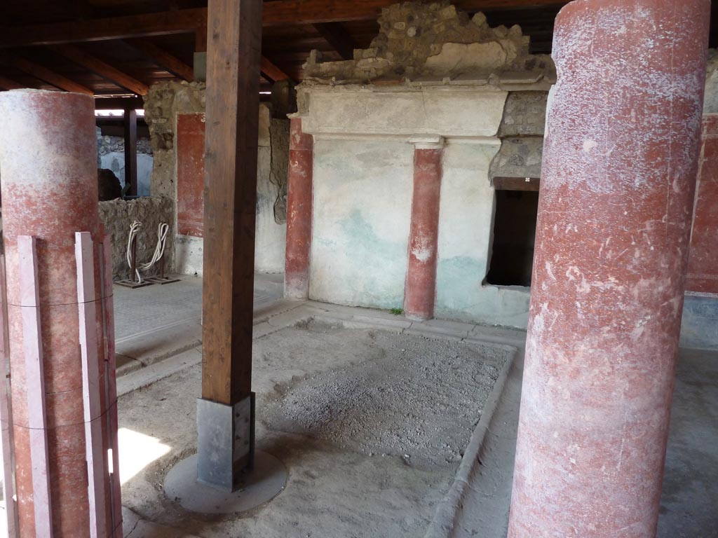 Stabiae, Villa Arianna, September 2015. W29, looking north-east across floor of small peristyle.