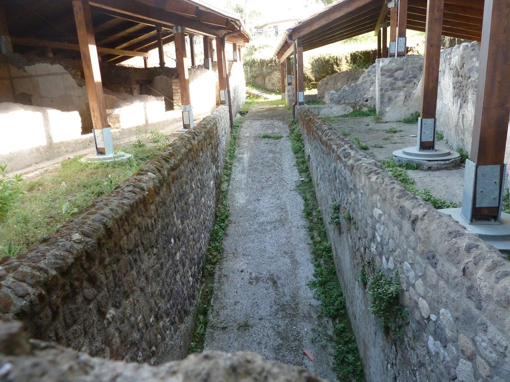 Stabiae, Villa Arianna, September 2015. 
Looking south across top of ramp 76, leading under the Villa towards the beach or ancient sea-shore.
Rooms 71, 74 and 83 are on the right. Rooms 82, 81, 80, 79 and 77 are on the left.
