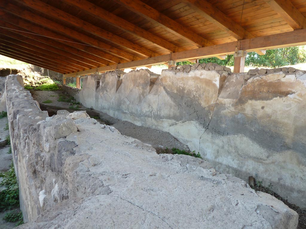 Stabiae, Villa Arianna, September 2015. Long room 71 on west side of ramp, looking west from ramp.
