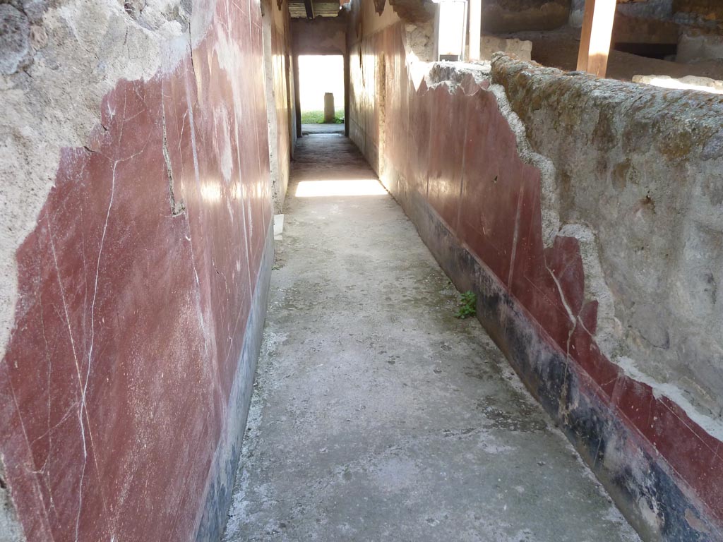 Stabiae, Villa Arianna, September 2015. W27, looking east along corridor.