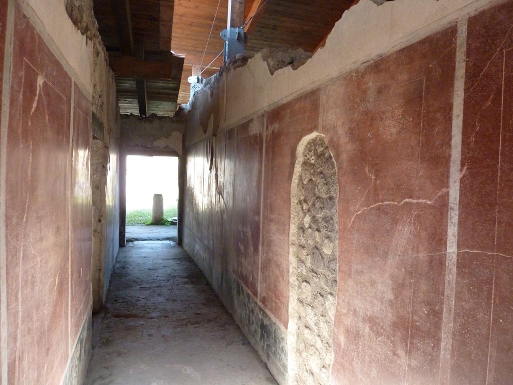 Stabiae, Villa Arianna, September 2015. W27, south wall of corridor. 