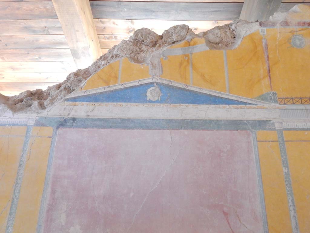 Stabiae, Villa Arianna, June 2019. W.28, detail from upper centre of alcove at east end. 
Photo courtesy of Buzz Ferebee.
