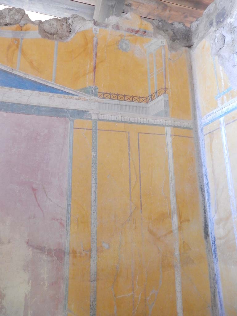 Stabiae, Villa Arianna, June 2019. W.28, detail of painted decoration in alcove at east end.
Photo courtesy of Buzz Ferebee.
