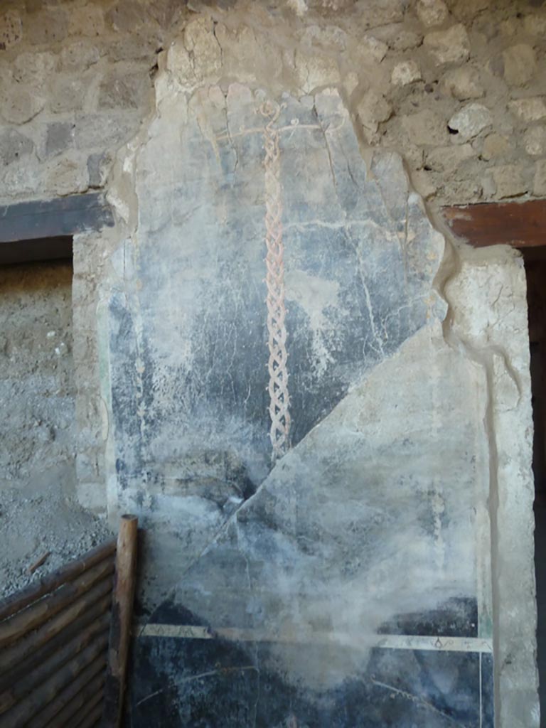 Stabiae, Villa Arianna, September 2015. 
W.22, west portico of courtyard, painted decoration between rooms W.26 and corridor W.27. 
