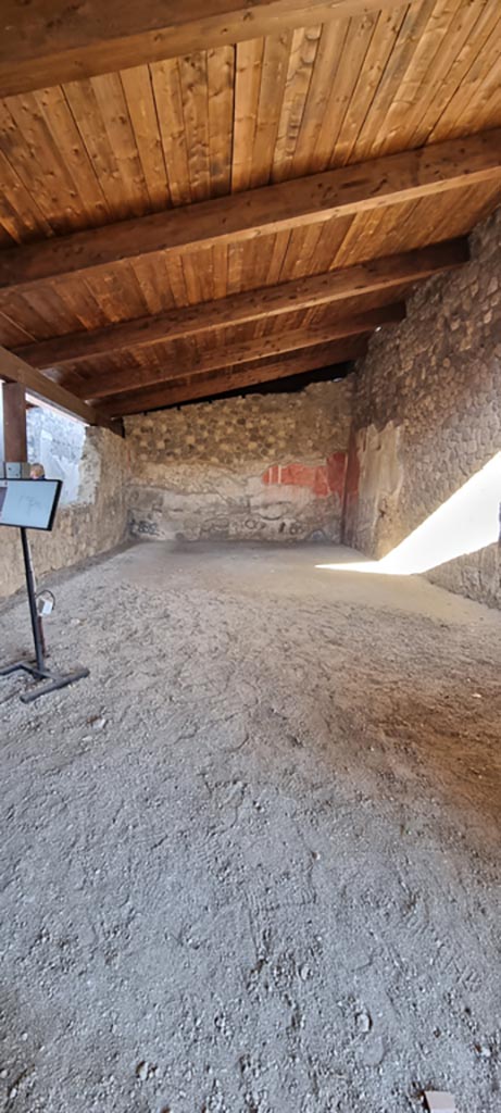 Stabiae, Villa Arianna, December 2023.
Room 27, looking north from entrance doorway. Photo courtesy of Miriam Colomer.
