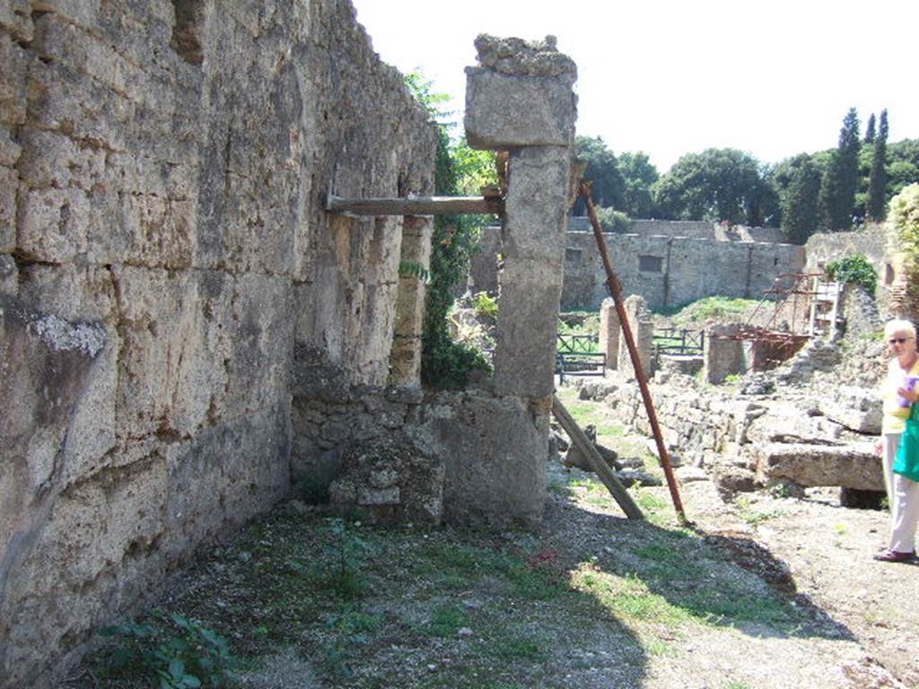 Looking west to remains of street altar next to the monumental entrance to I.5.1 Pompeii. September 2005. According to Van Andringa there was a possible street altar together with a bench here. See Van Andringa W., 2000. Rivista di studi pompeiani XI. Roma: L�Erma di Bretschneider. (p. 62, figs. 31a and b).




 
