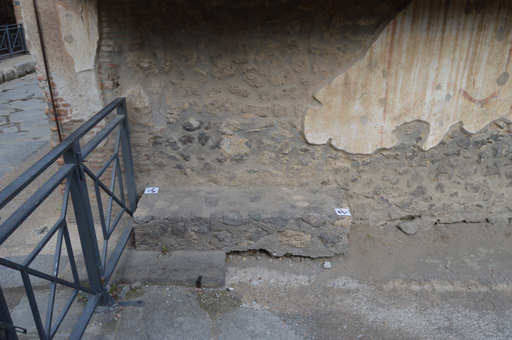 Pompeii Street Altar at I.8.1. October 2018. Bench at junction of Via dell�Abbondanza and Vicolo dell�Efebo, below street shrine.
Foto Taylor Lauritsen, ERC Grant 681269 D�COR.

