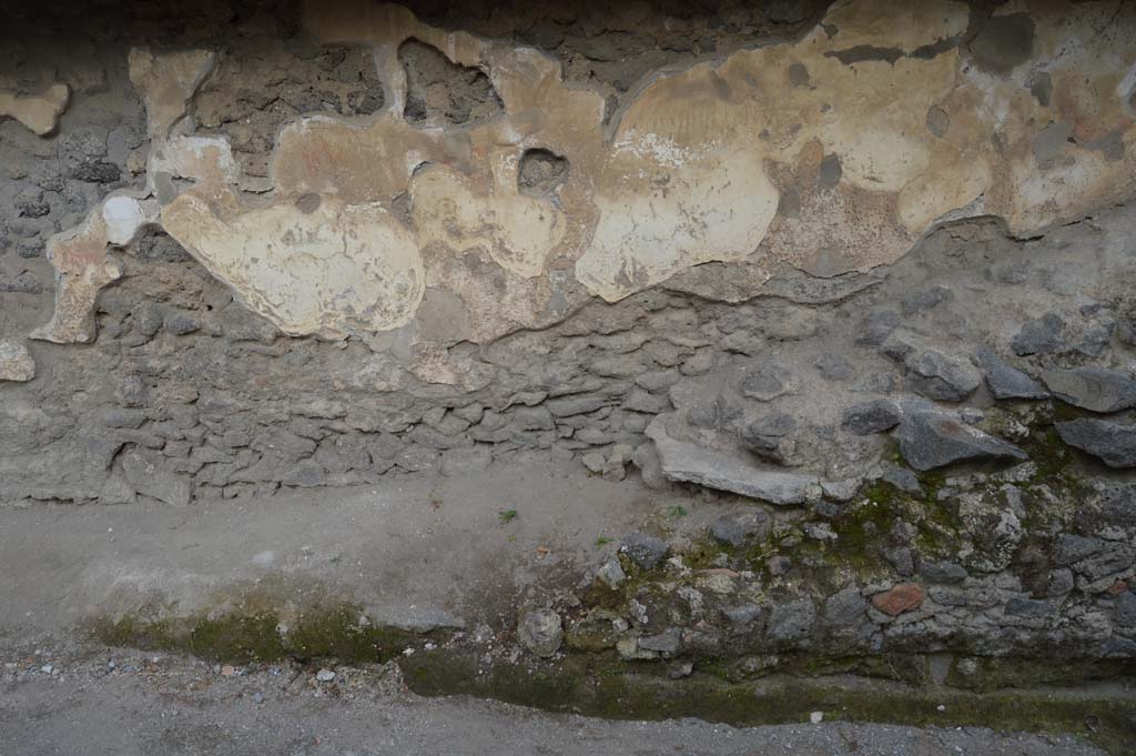 Pompeii Street Altar at I.8.1. October 2018. 
Remains of painting immediately to north of ramp to altar. This used to show more coils of the serpent.
Foto Taylor Lauritsen, ERC Grant 681269 D�COR.

