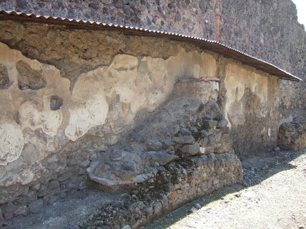 Pompeii Street Altar at I.8.1. September 2005. Long ramp with altar on top.