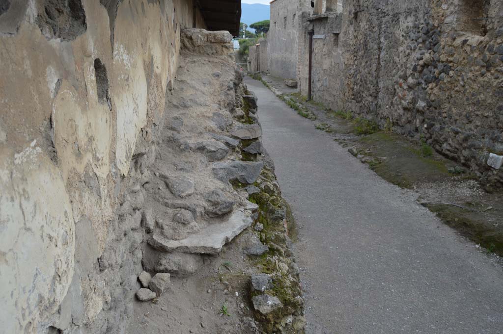 I.8.1 Pompeii. October 2018. Looking south along ramp with altar, on east side of Vicolo dell�Efebo. 
Foto Taylor Lauritsen, ERC Grant 681269 D�COR.
