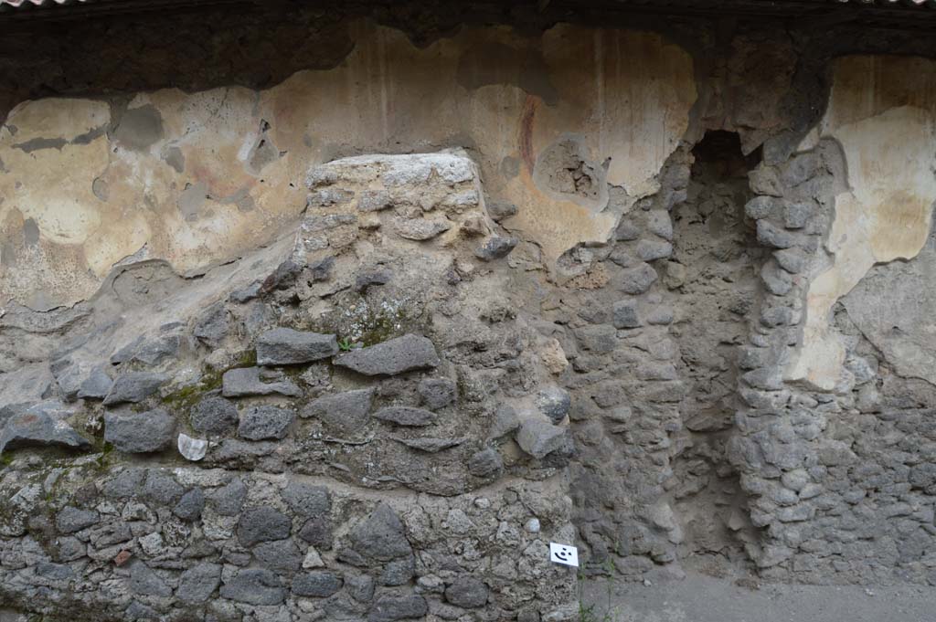 Pompeii Street Altar at I.8.1. October 2018. West exterior side wall with remaining painted serpent�s coil above ramp and altar.
Foto Taylor Lauritsen, ERC Grant 681269 D�COR.
