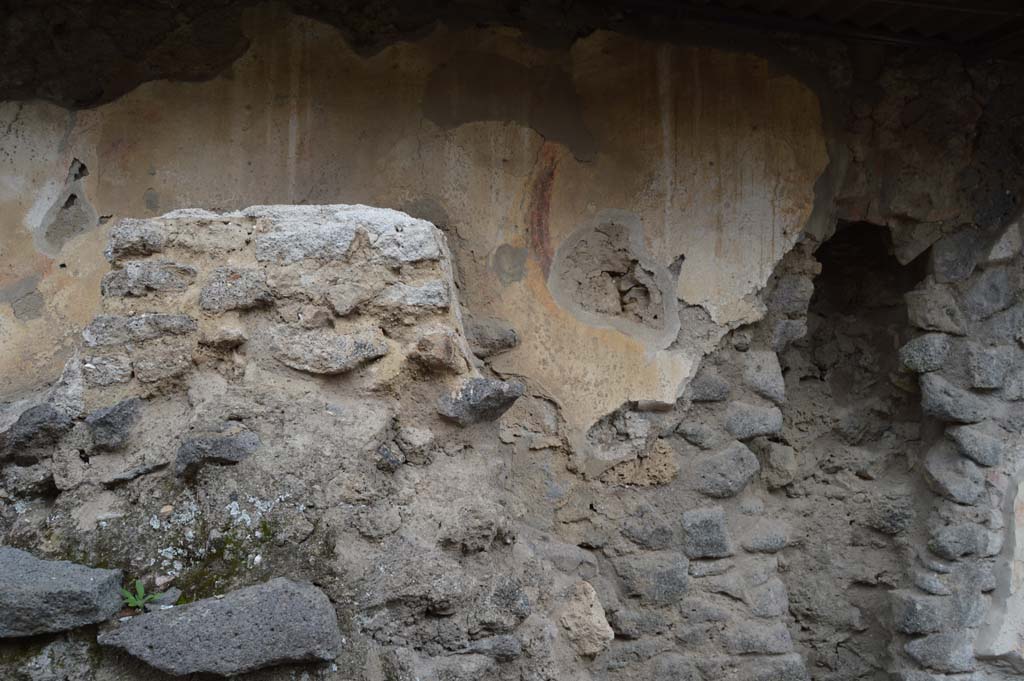 Pompeii Street Altar at I.8.1. October 2018. 
Looking east towards west exterior side of altar at top of ramp, and detail of painted serpent�s coil.
Foto Taylor Lauritsen, ERC Grant 681269 D�COR.
