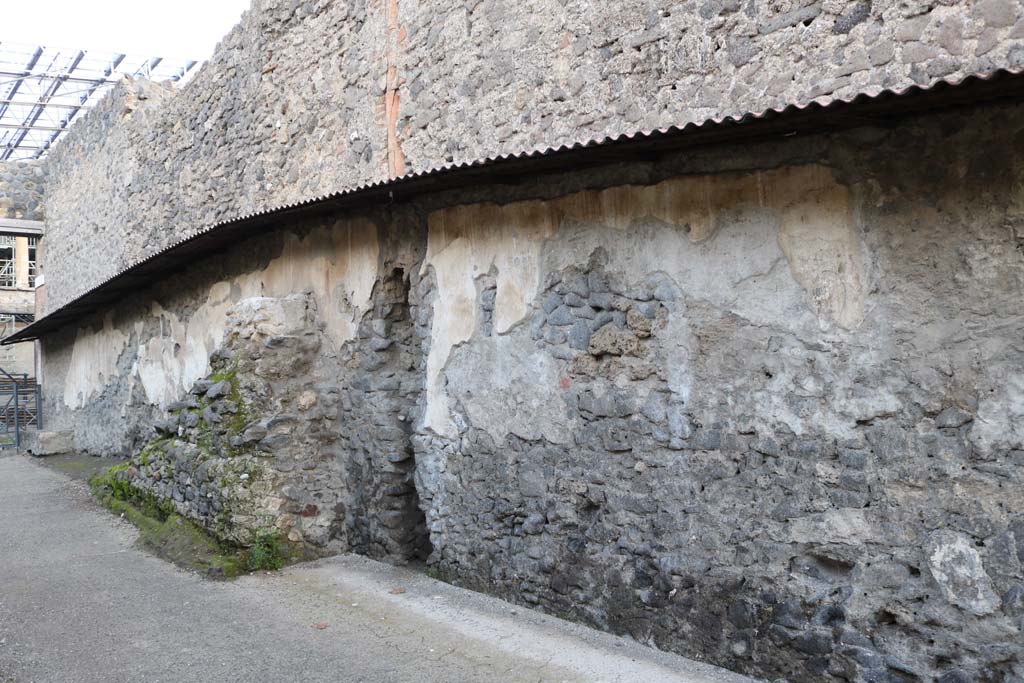 Pompeii Street Altar at I.8.1. December 2018. 
Looking north along site of street painting on east side of Vicolo dell�Efebo. Photo courtesy of Aude Durand.
