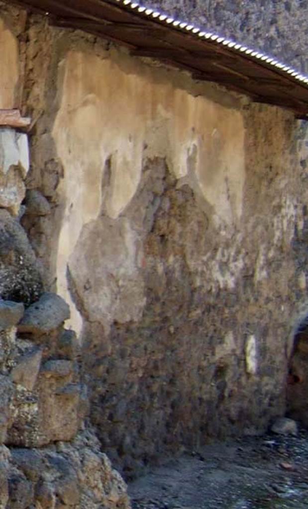 Pompeii Street Altar at I.8.1. September 2005. 
Remains of painting of second serpent to south of altar.

