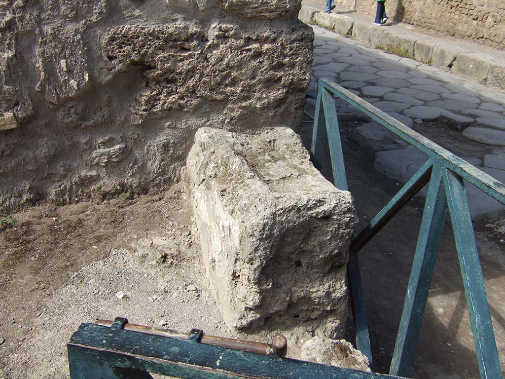 I.11.7 Pompeii. September 2005. Street altar, looking west where Vicolo delle Nave Europa joins Via dell�Abbondanza.