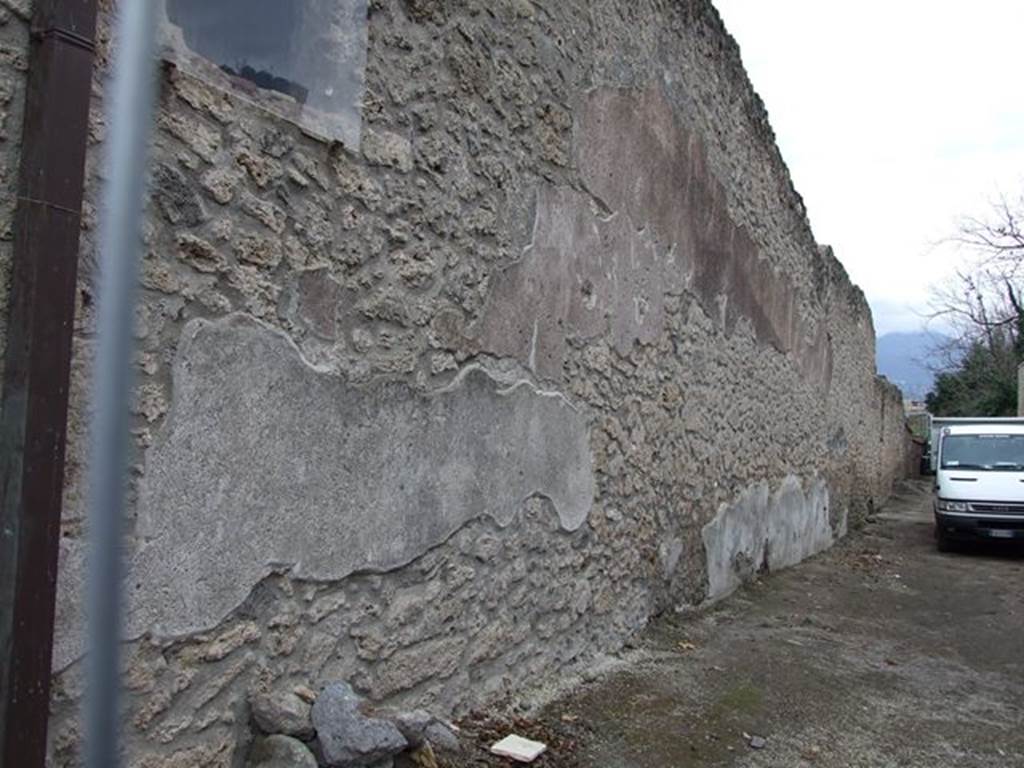 Plaster on side wall of I.16.4. December 2006. Was this the site of the street altar? See Eschebach, L., 1993. Geb�udeverzeichnis und Stadtplan der antiken Stadt Pompeji. K�ln: B�hlau. (p.76)
