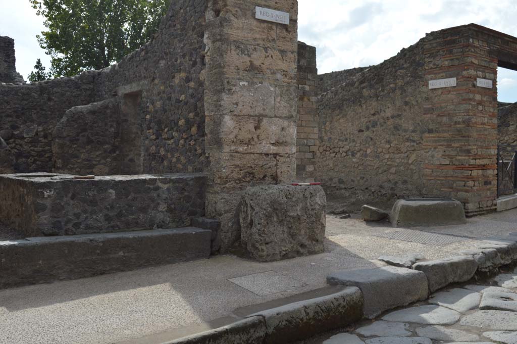 Street altar outside II.2.1 Pompeii. October 2018. Looking south-west towards street altar and Vicolo di Octavius Quarto.
Foto Taylor Lauritsen, ERC Grant 681269 D�COR.

