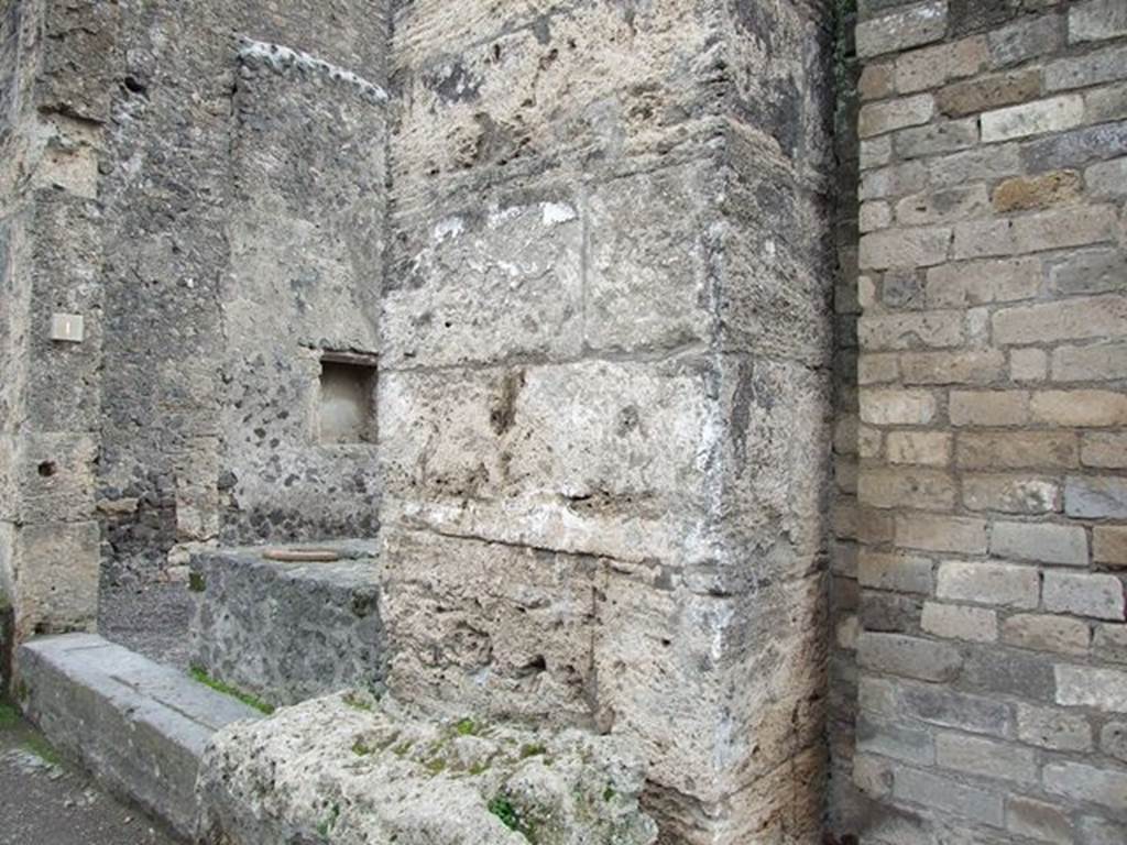 Street altar outside II.2.1 on Via dell�Abbondanza, December 2007.