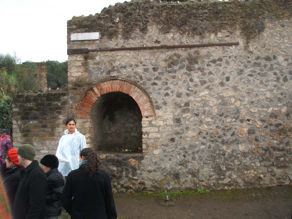 II.4.7a Pompeii. December 2004. Street shrine at east end of II.4 on Via dell’Abbondanza.