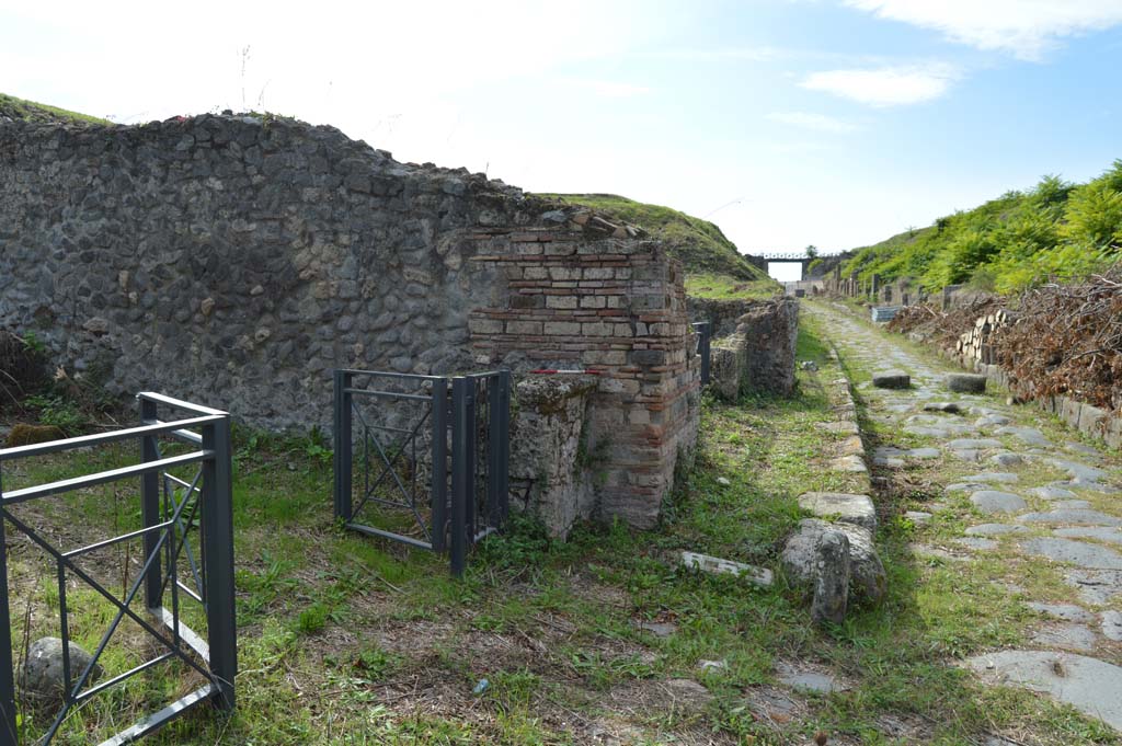 III.10.6 Pompeii. October 2018. Looking west on Via di Nola towards street altar on north-east corner of Insula III.10.
Foto Taylor Lauritsen, ERC Grant 681269 D�COR.


