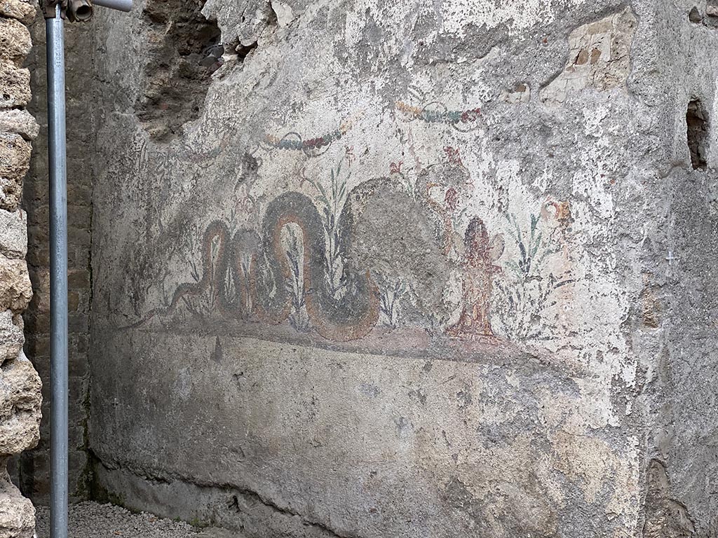 Pompeii Altar at V.8, on north-east side of junction. November 2021. 
Painted street shrine at the rear of the Well, on north side of Vicolo delle Nozze d’Argento. 
Photo courtesy of Joonas Vanhala.
