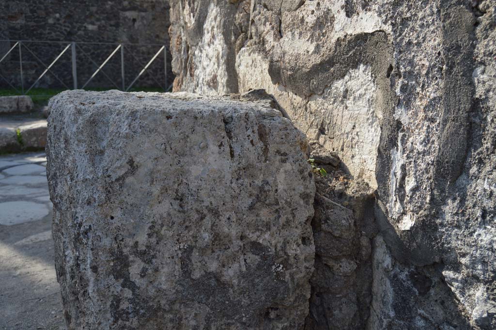 Pompeii. Street shrine with altar at VI.1.19, October 2017. Detail of east side of altar.
Foto Taylor Lauritsen, ERC Grant 681269 D�COR.


