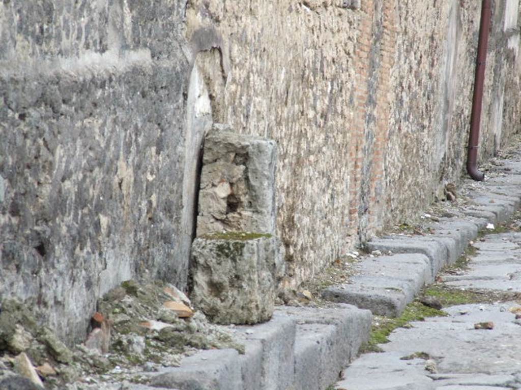 VI.12.6 Pompeii street altar. December 2006. Looking north at altar. Part has been removed to the higher pavement.


