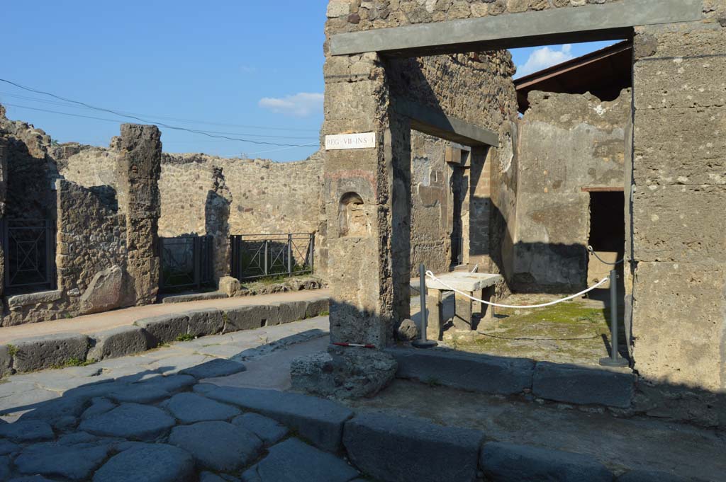 VII.1.42, Pompeii, on right. October 2018. 
Looking north-east towards altar and niche in pilaster at junction with Vicolo del Lupanare, lower, and Via degli Augustali, on left.
Foto Taylor Lauritsen, ERC Grant 681269 D�COR.
