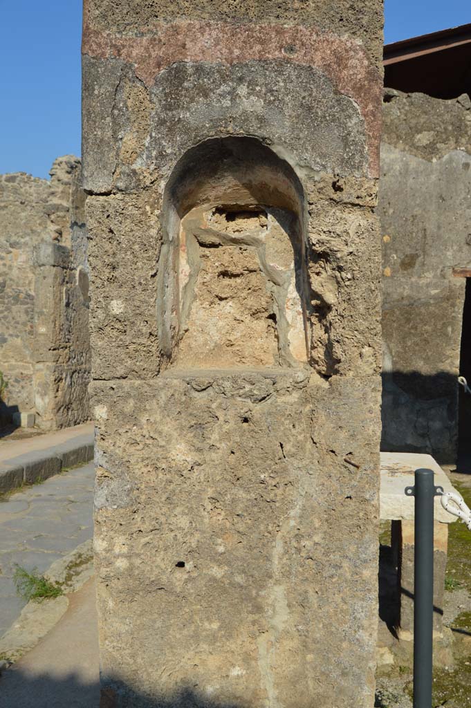 Street altar at VII.1.42 Pompeii. October 2018. Looking east with detail of niche.
Foto Taylor Lauritsen, ERC Grant 681269 D�COR.
