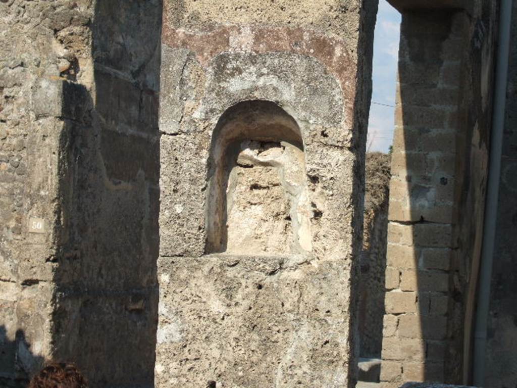 Street altar at VII.1.42, Pompeii. September 2005. Looking east.