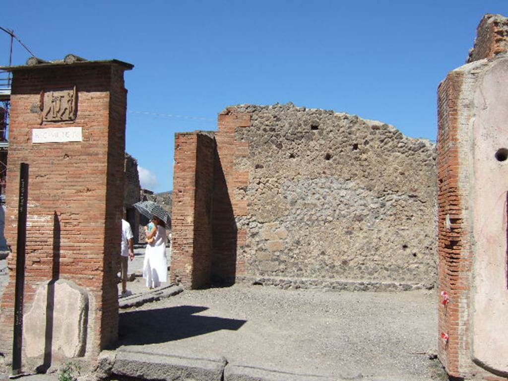 VII.4.16 Pompeii. September 2005. On the right pillar is the street altar with a picture of Jupiter. On the left pillar was a picture of Mars standing on a corbel, now destroyed. See Fr�hlich, T., 1991, Lararien und Fassadenbilder in den Vesuvst�dten.  Mainz: von Zabern.  (F48: p.325).  See Eschebach, L., 1993, Geb�udeverzeichnis und Stadtplan der antiken Stadt Pompeji.  K�ln: B�hlau.  (p.275).
