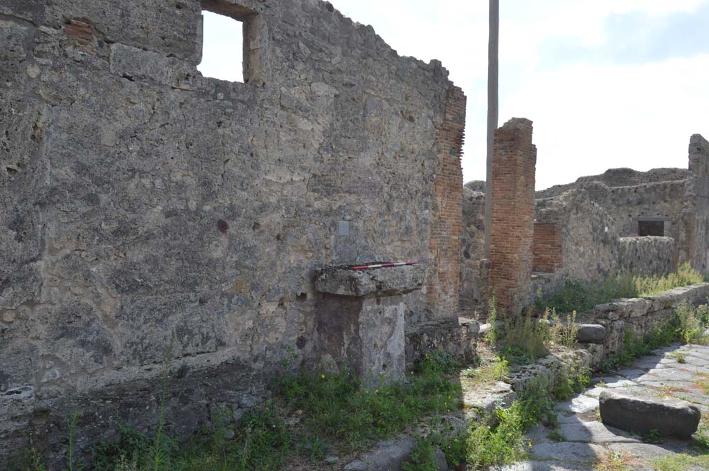 VII.7.22 Pompeii. October 2018. Looking south-west towards altar on south side of Vicolo dei Soprastanti.
Foto Taylor Lauritsen, ERC Grant 681269 D�COR.

