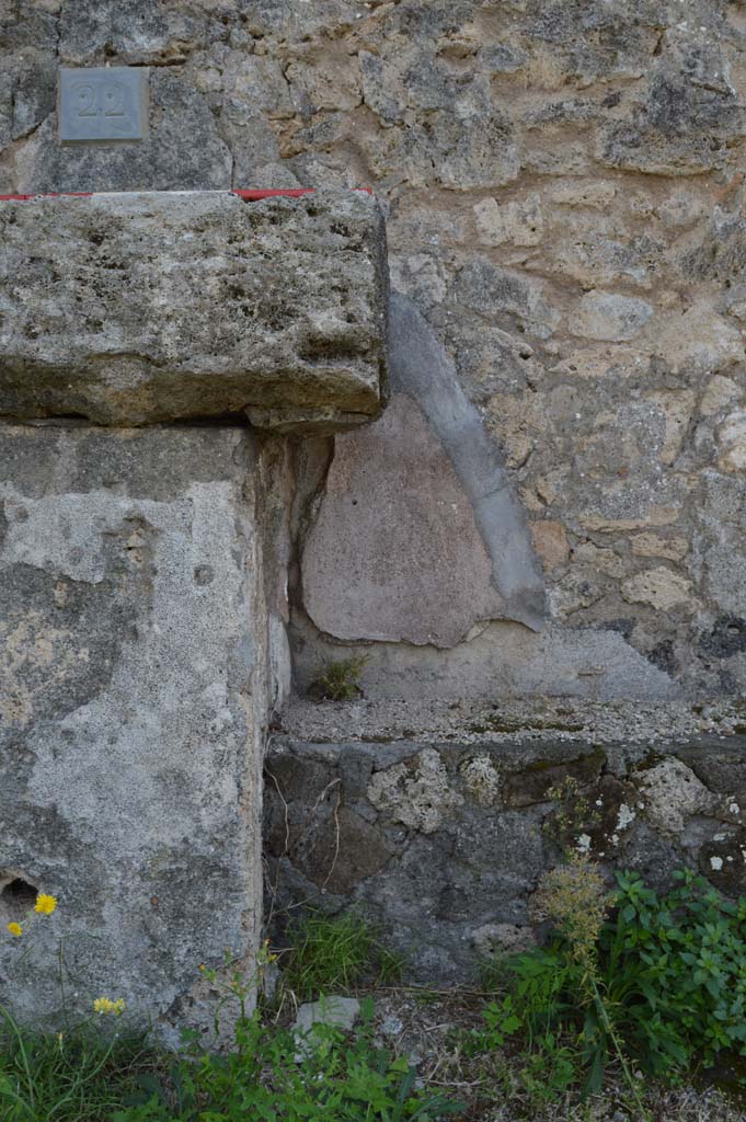 VII.7.22 Pompeii. October 2018. Looking south to remains of stucco on street wall, west of altar.
Foto Taylor Lauritsen, ERC Grant 681269 D�COR.
