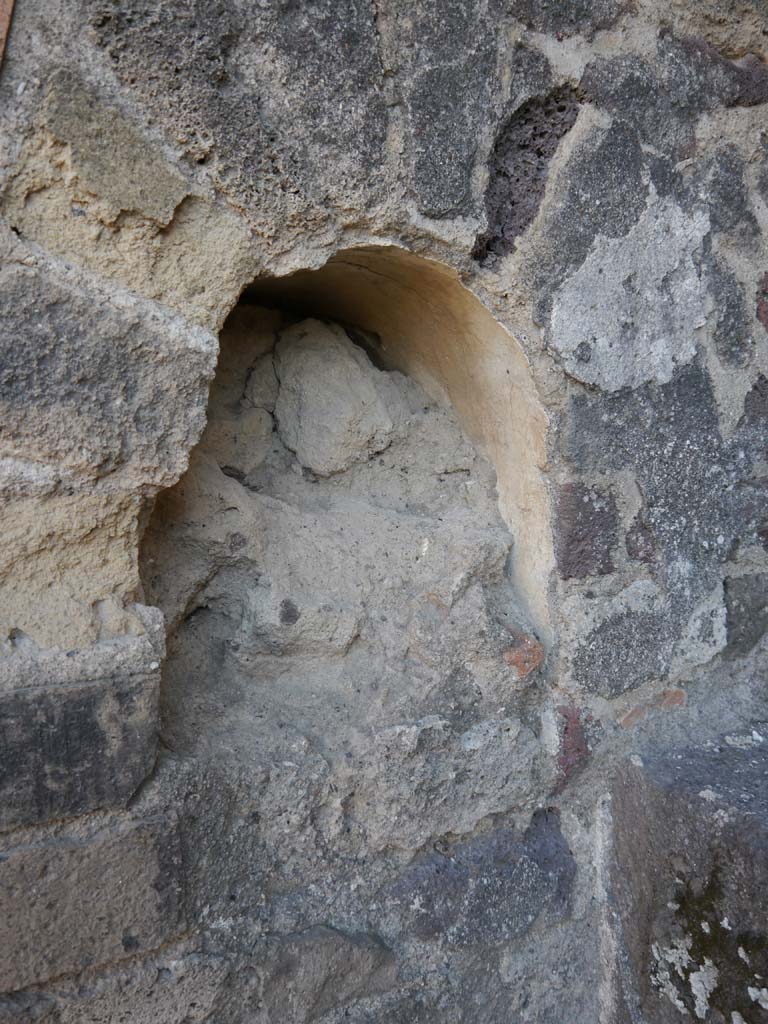 VII.8.01 Pompeii. September 2018. Niche in south rear wall of arch, in north-west corner of Forum.
Foto Anne Kleineberg, ERC Grant 681269 D�COR.
