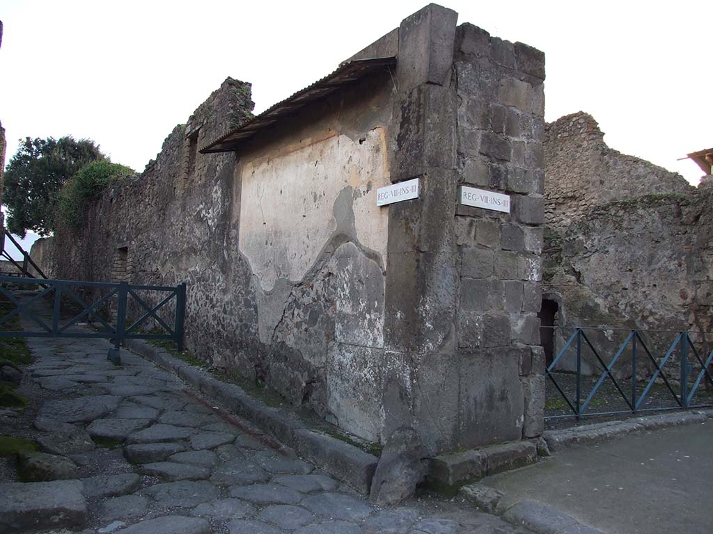 Looking south along painted street shrine to twelve gods. 
On corner of Vicolo dei 12 Dei and Via dell� Abbondanza at VIII.3.11 in December 2006.

