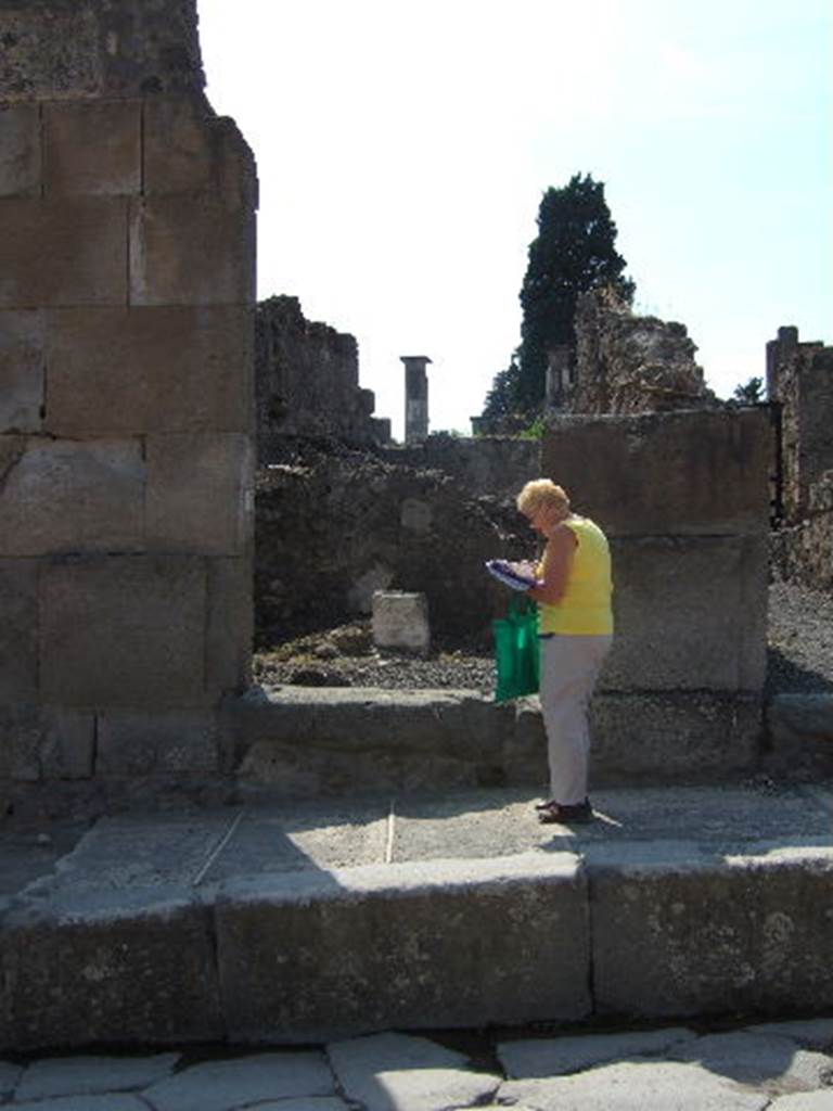 VVIII.4.24 Pompeii. September 2005. Sacellum of the Lares Compitales. See Pappalardo, U., 2001. La Descrizione di Pompei per Giuseppe Fiorelli (1875). Napoli: Massa Editore. (p.129)
See Eschebach, L., 1993. Geb�udeverzeichnis und Stadtplan der antiken Stadt Pompeji. K�ln: B�hlau. (p.374) Found in April 1853, painted in red on the pilaster, on the right, between VIII.4.24 and 23, was �
C(eium)  S(ecundum)  II vir(um)  i(ure)  [d(icundo)]
o(ro)  v(os)  f(aciatis)     [CIL IV 1000]
See Pagano, M. and Prisciandaro, R., 2006. Studio sulle provenienze degli oggetti rinvenuti negli scavi borbonici del regno di Napoli.  Naples : Nicola Longobardi. (p.168) 