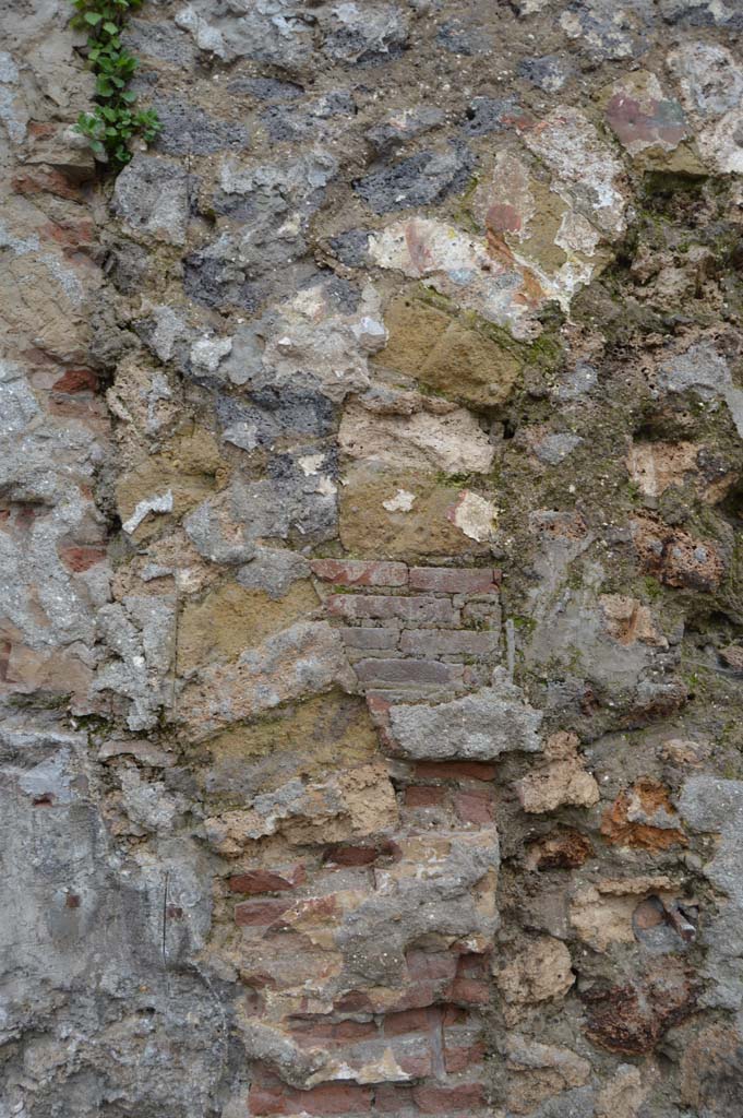 Pompeii street altar outside IX.11.1. March 2018. Detail of brickwork above altar.
Foto Taylor Lauritsen, ERC Grant 681269 D�COR.

