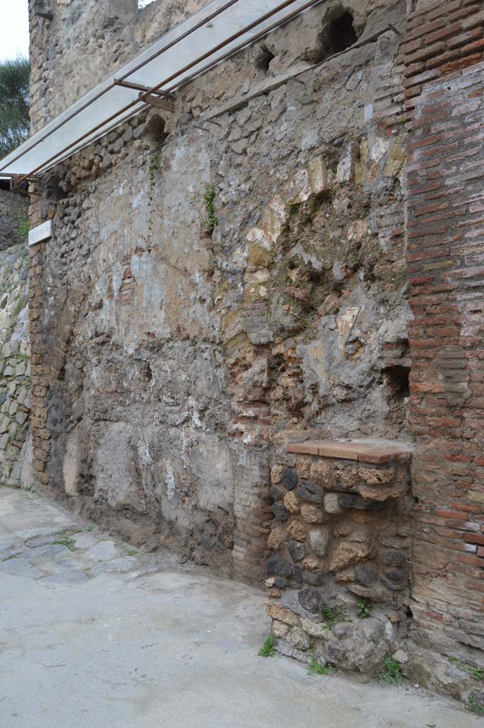 Pompeii street altar outside IX.11.1. March 2018. Looking north-west towards altar.
Foto Taylor Lauritsen, ERC Grant 681269 D�COR.
