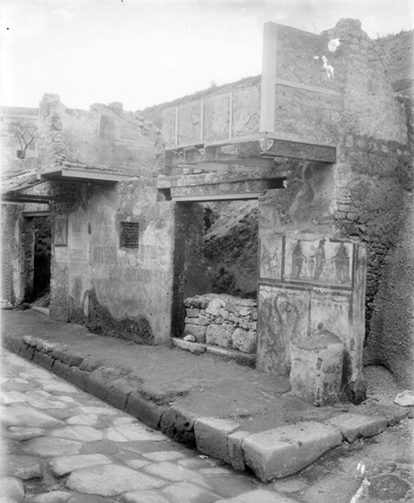 Street altar outside IX.12.7 Pompeii. Early 20th century view looking north-west on Via dell�Abbondanza.
Foto Taylor Lauritsen, ERC Grant 681269 D�COR.




