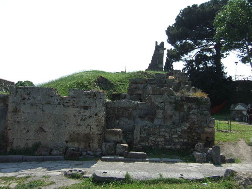 Two altars at Pompeii Vesuvian Gate. May 2006. Looking across gate to remains of west side. The two altars [d and e on the plan] were in a small area, where the three stones are piled in the centre of this picture.