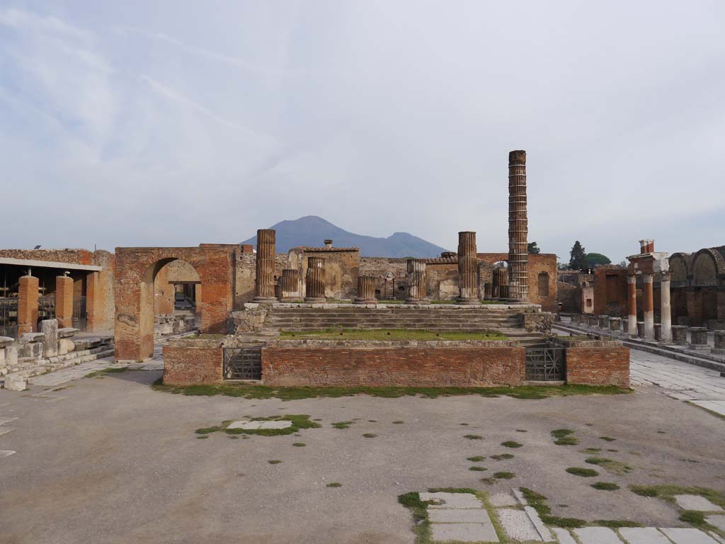 Forum looking north, September 2018. 
The remaining arch, attributed to Augustus, is still standing on the west side of the Temple of Jupiter/Giove.
Foto Anne Kleineberg, ERC Grant 681269 D�COR.

