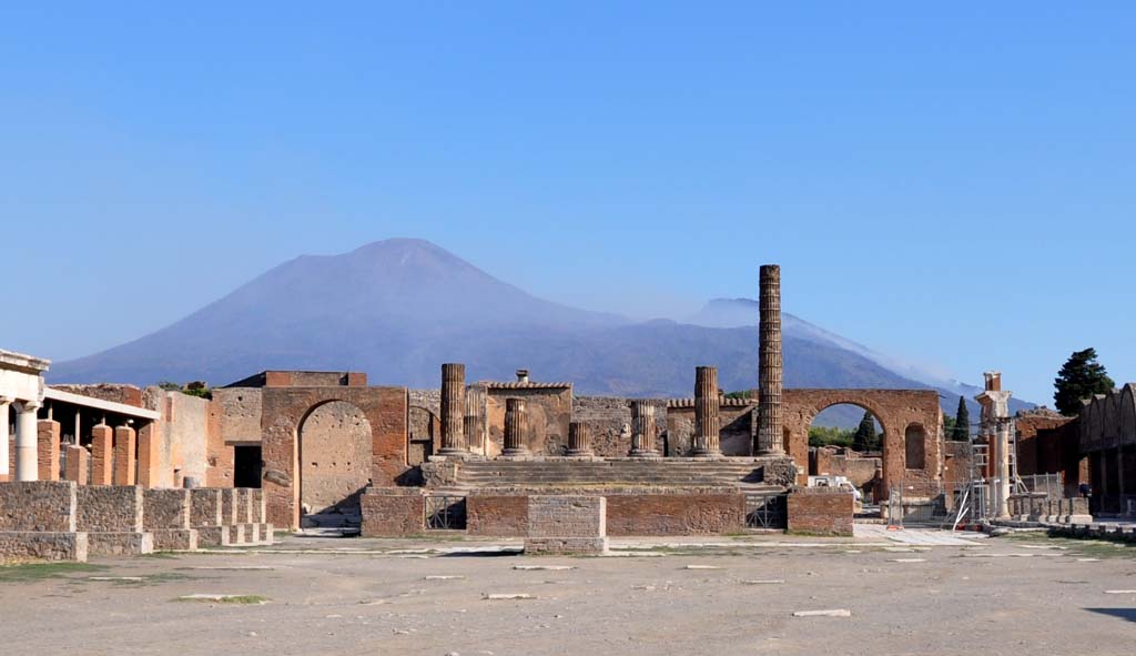 Forum looking north. July 2017.
The remaining arch, attributed to Augustus, is still standing on the west side of the Temple of Jupiter/Giove, on left.
On the right, on the east side of the Forum, is the Forum Arch in the North-East corner, at the rear of the Temple. 
Foto Anne Kleineberg, ERC Grant 681269 D�COR.
