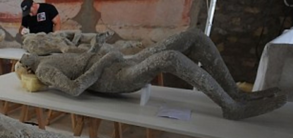 Victim number 11. September 2015. Collection of plaster-casts in the atrium of VI.17.42.