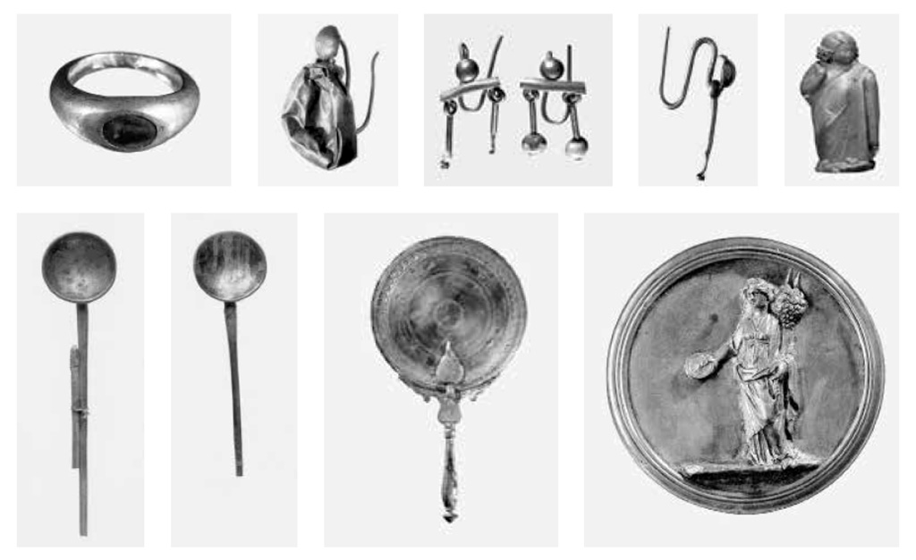 Victim numbered 4. Objects found in association with the fourth victim.
Above: emerald ring, sphere wedge earring, pearl bar earrings, pendant earring (all in gold), and amber statuette.
Below: teaspoons, mirror and silver medallion.
Now in Naples Archaeological Museum.
Oggetti rinvenuti in associazione con la quarta vittima.
In alto: anello con smeraldo, orecchino a spicchio di sfera, orecchini a barretta con perle, orecchino con pendente (tutti in oro), e statuetta in ambra.
In basso: cucchiaini, specchio e medaglione in argento.
Ora al Museo Archeologico di Napoli.