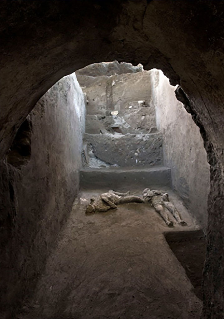 November 2020. The victims of Civita Giuliana: the latest plaster casts of Pompeii
During the current excavations at Cività Giuliana, around 700 metres northwest of Pompeii the servile part of the villa had been discovered along with the stable containing the remains of three harnessed horses, two skeletons of individuals caught in the fury of the eruption have been found.

Just as in the first excavation campaign when it was possible to create plaster casts of the horses, today it has been possible to make casts of the two victims who were found near the cryptoporticus, in the noble part of the villa which the latest investigations have focused on.

Novembre 2020. Durante le attività di scavo in corso in località Civita Giuliana, a circa 700 m a nord-ovest di Pompei era stata portata in luce la parte servile della villa, la stalla con i resti di tre cavalli bardati, sono stati rinvenuti due scheletri di individui colti dalla furia dell'eruzione.

Così come nella prima campagna di scavo fu possibile realizzare i calchi dei cavalli, oggi è stato possibile realizzare quelli delle due vittime rinvenute nei pressi del criptoportico, nella parte nobile della villa oggetto delle nuove indagini.

Photograph © Parco Archeologico di Pompei.
