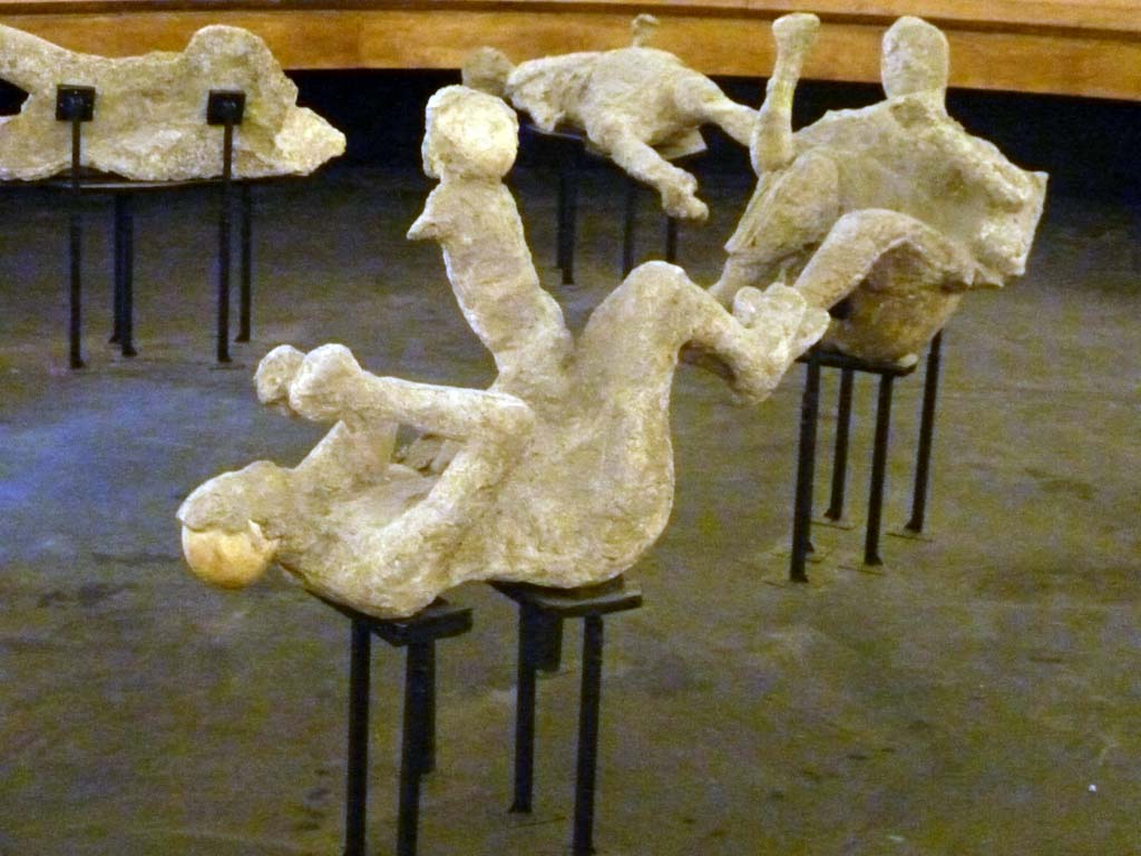VI.17.42 Pompeii. Victims 51, 52 and 50 on display in the pyramid in the amphitheatre, September 2015. Plaster-casts of three of the group.