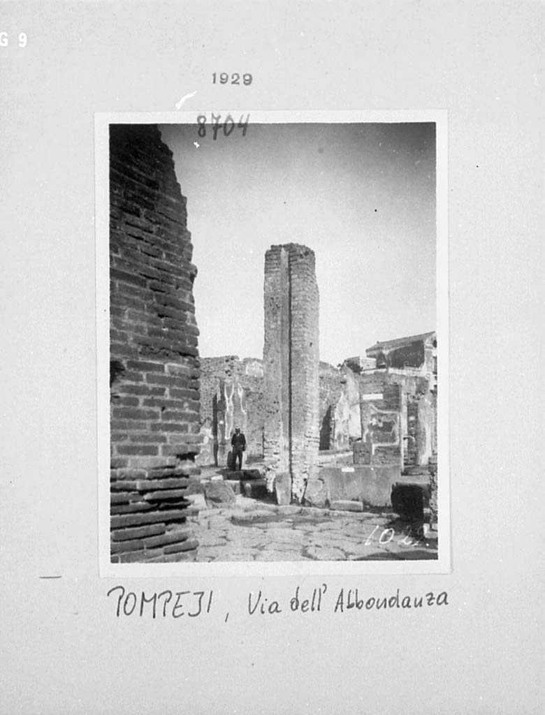 Fountain outside I.4.15 on Via Stabiana. 1929. Looking north-east across crossroads of Holconius. 
Photo by Tatiana Warscher. 
DAIR 29.8704. Photo � Deutsches Arch�ologisches Institut, Abteilung Rom, Arkiv. 
