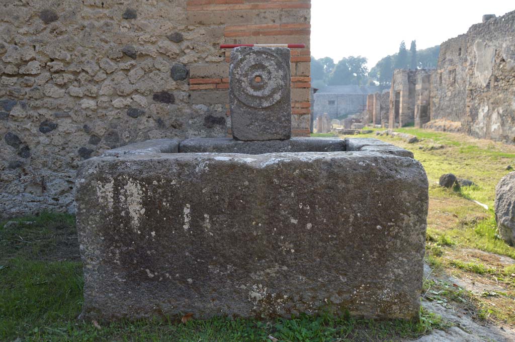 Fountain at 1.5.2, Pompeii. October 2017. East front side of fountain.
Foto Taylor Lauritsen, ERC Grant 681269 D�COR.
