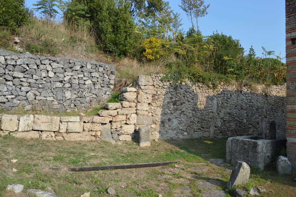 Fountain at 1.5.2, Pompeii. October 2017. Stones and fountain on corner of Vicolo del Citarista and Vicolo del Conciapelle.
Foto Taylor Lauritsen, ERC Grant 681269 D�COR.

